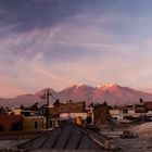 Chachani hinter den Dächern von Arequipa im Abendrot
