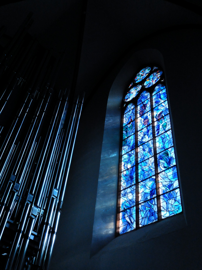 "Chagall`s" Fenster und sein mystisches Licht auf den Orgelpfeifen