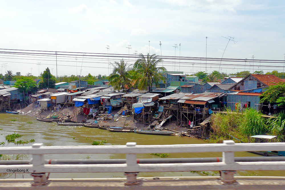 Chai Doc - Hütten am Fluss - aber mit Fernsehantennen