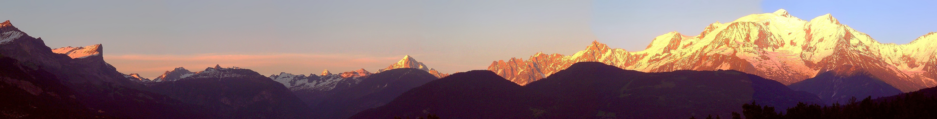 Chaine du Mont-Blanc au coucher du soleil