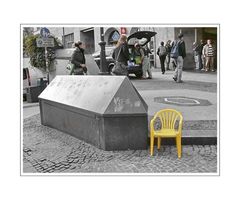 chair baby visits the coffin of the unknown citizen (the Platte in Wuppertal-Elberfeld)