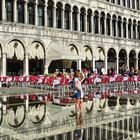 Chaises rouges sur la place Saint-Marc