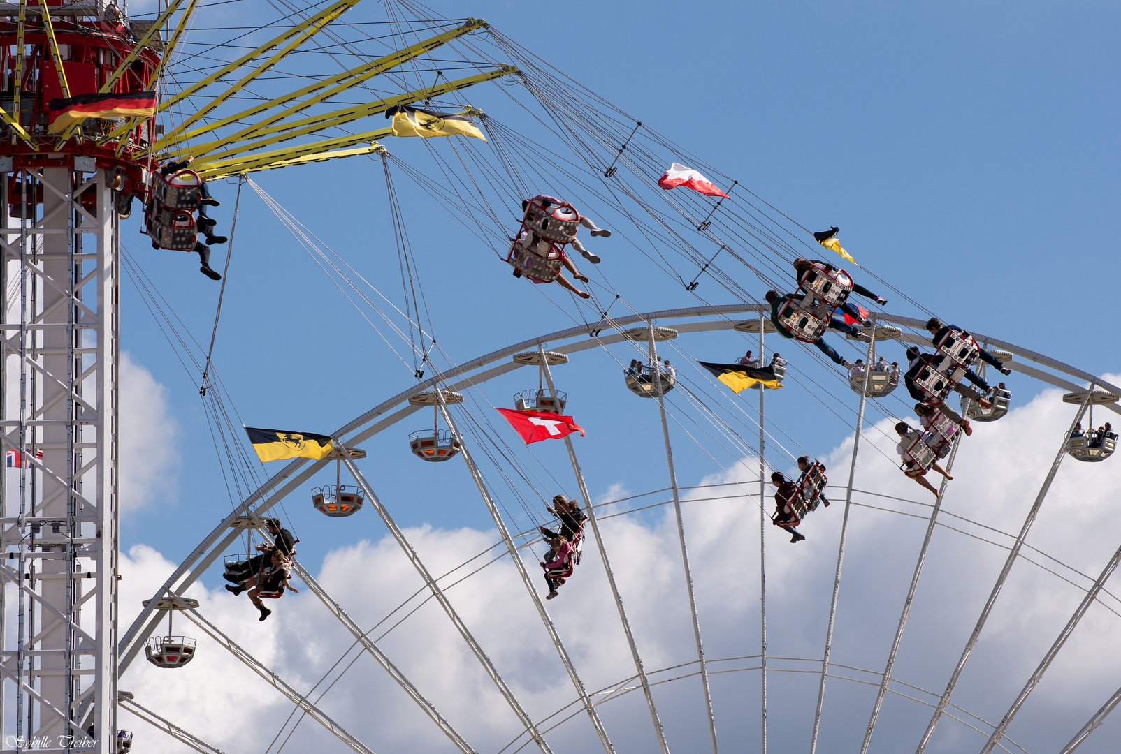 Chaises volantes contre grande roue 