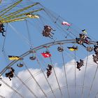 Chaises volantes contre grande roue 