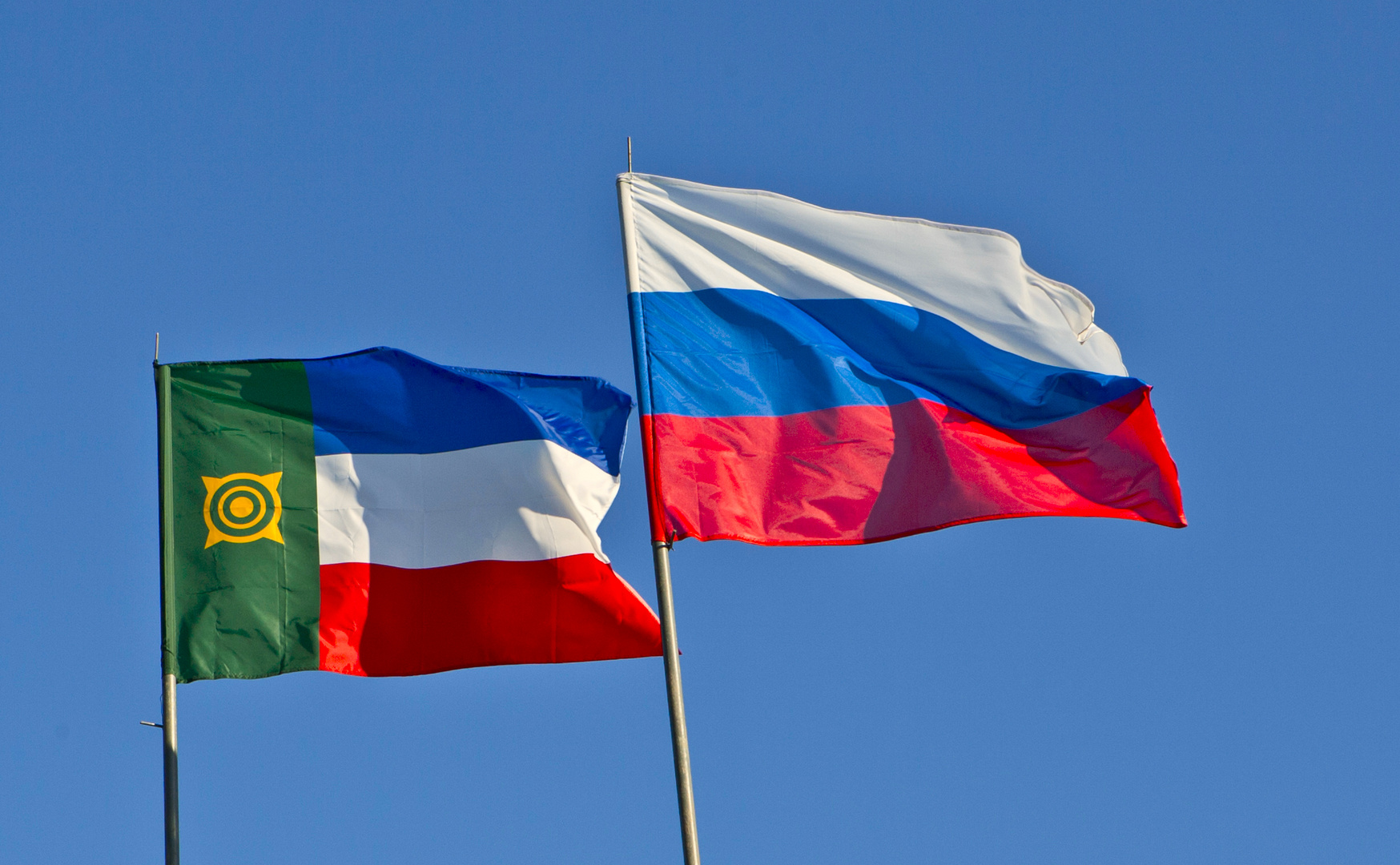 Chakassische und russische Flage
