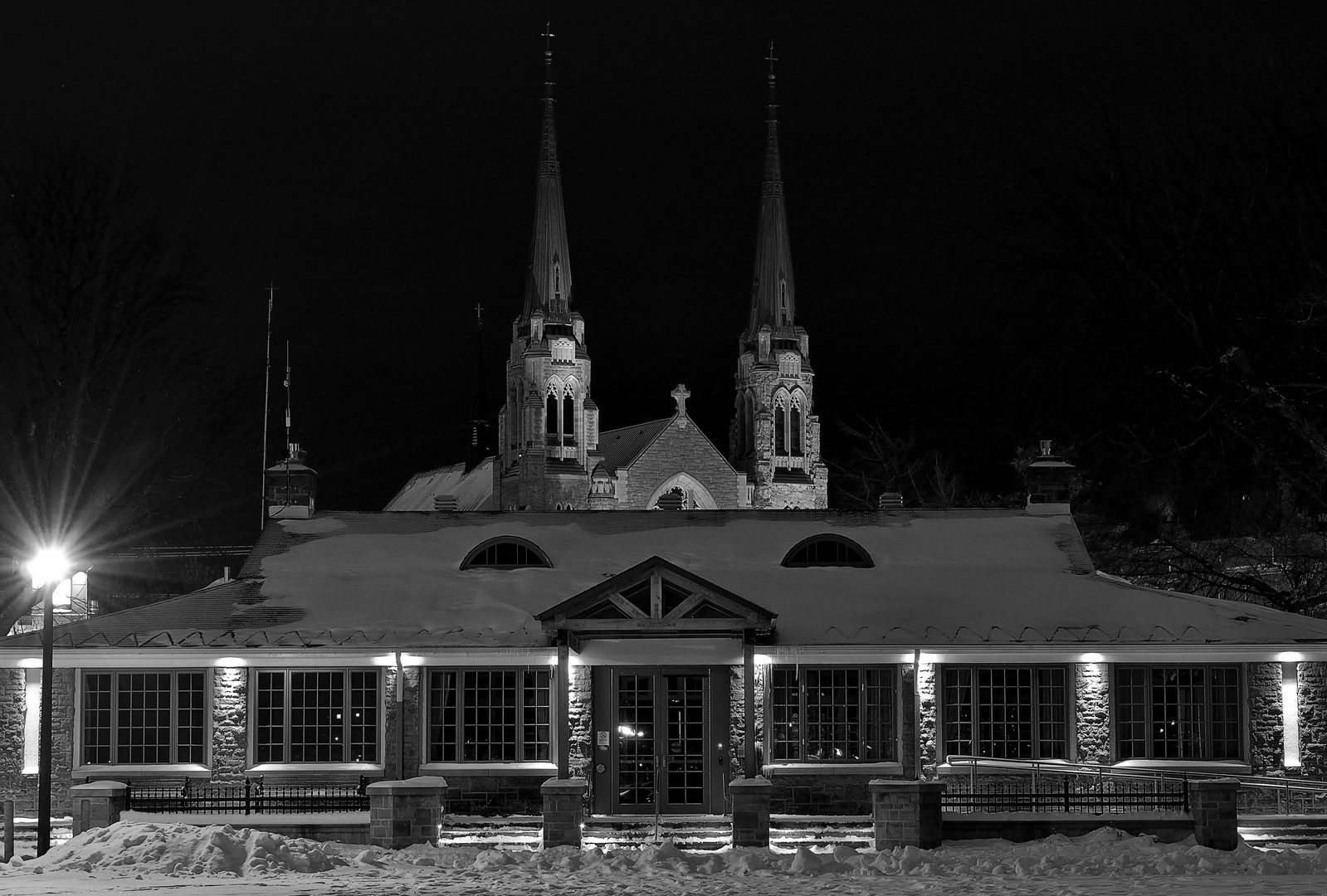 Chalet du parc Sauvé et la cathédrale.