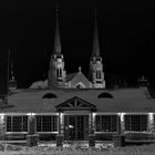 Chalet du parc Sauvé et la cathédrale.