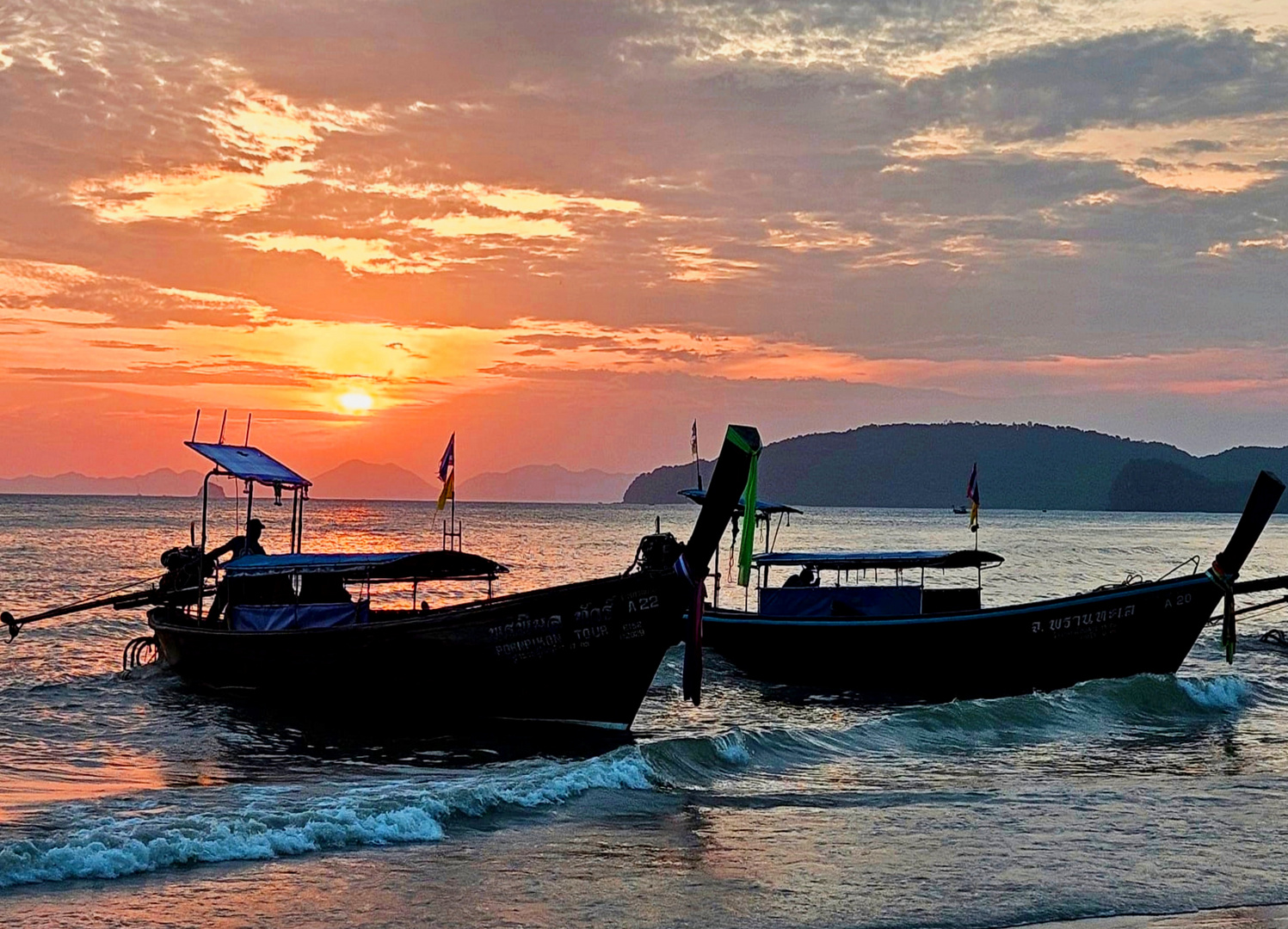 Chaloupes au coucher du soleil près d'Ao Nang