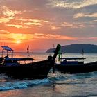 Chaloupes au coucher du soleil près d'Ao Nang