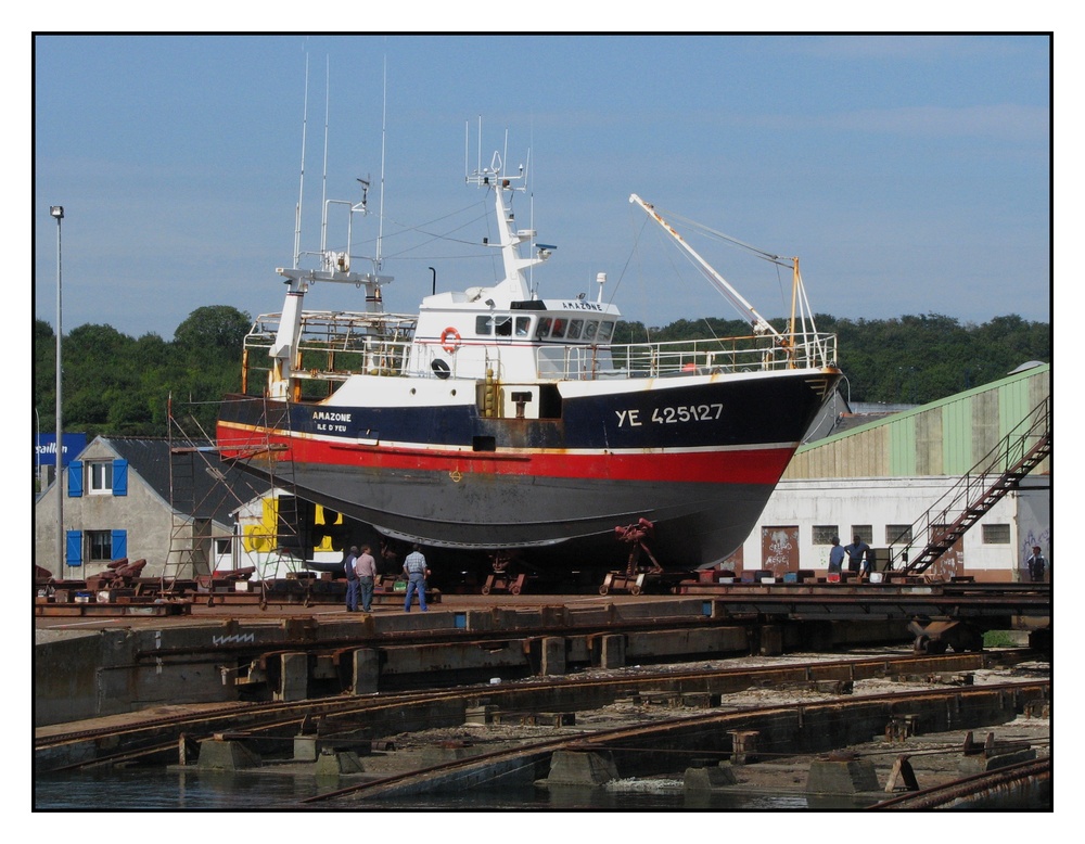 " Chalutier en réparation sur le slipway de Concarneau "