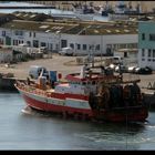 " Chalutier manoeuvrant pour sortir du bassin de Concarneau "