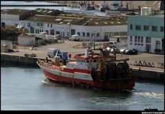 " Chalutier manoeuvrant pour sortir du bassin de Concarneau "