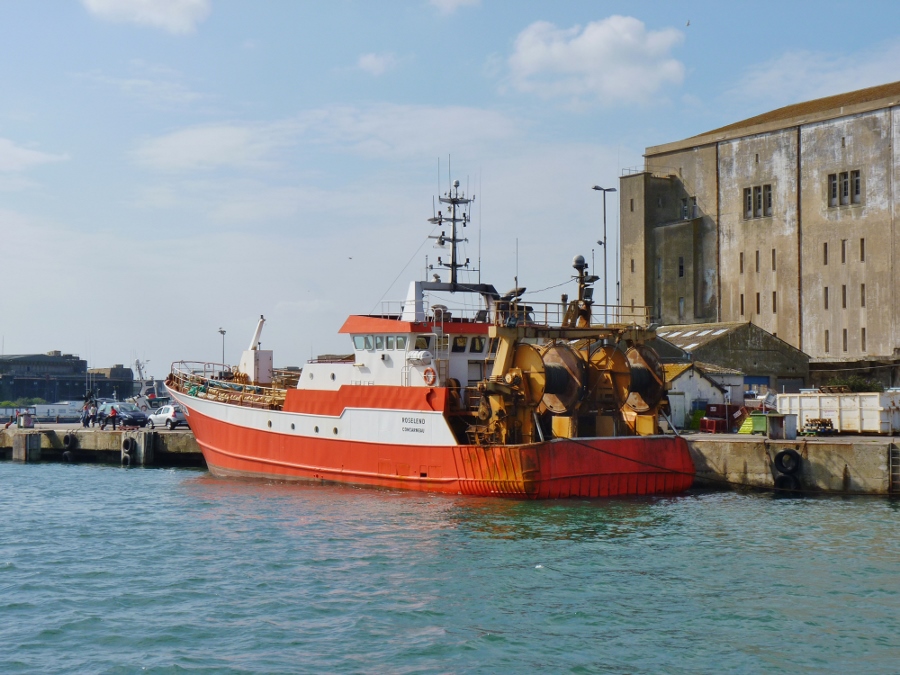 Chalutier près du port de pêche de Lorient(Morbihan)