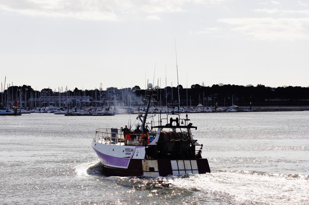 Chalutier quittant le port de pêche de Lorient (Morbihan)