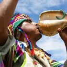 chaman tocando el pututo,como parte de una ceremonia espiritual andin-oancestral