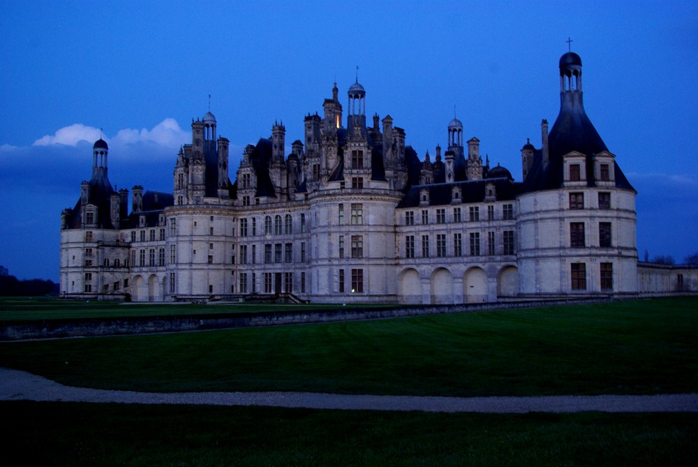 Chambord à la tombée de la nuit