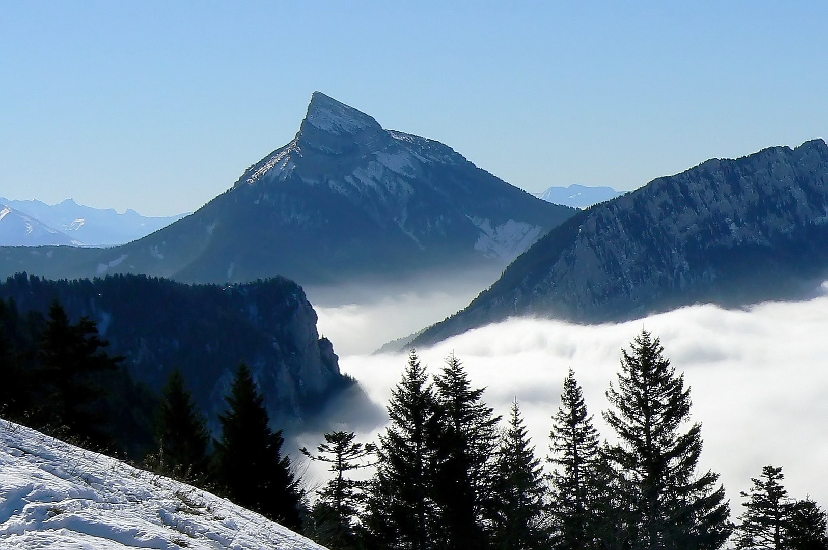 Chamechaude depuis le secteur du col de la ruchère en Chartreuse.