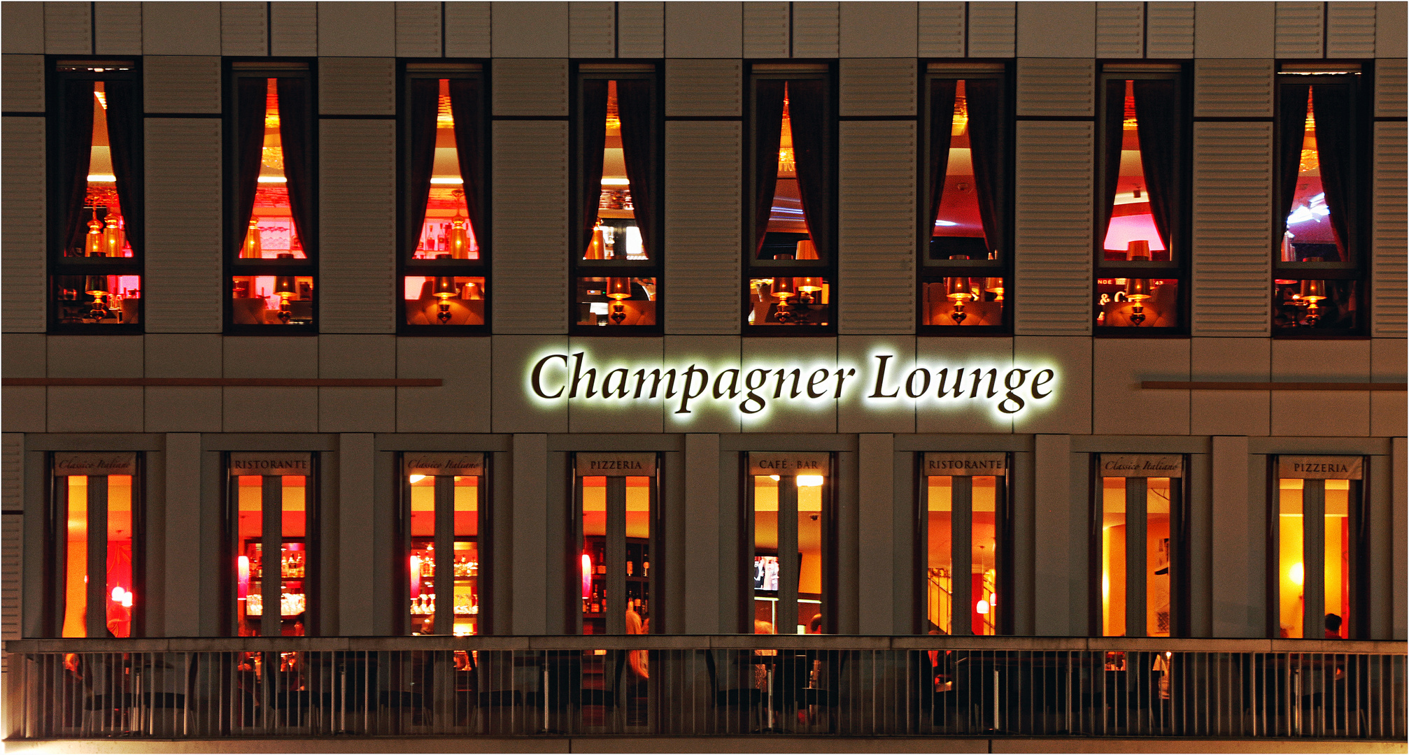 CHAMPAGNER  LOUNGE