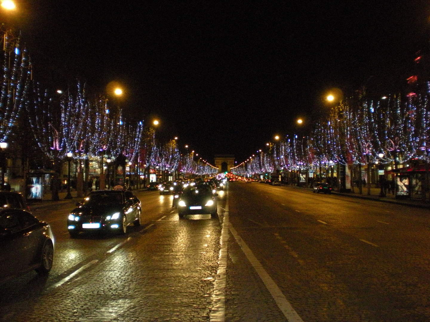 Champs Elisées by night