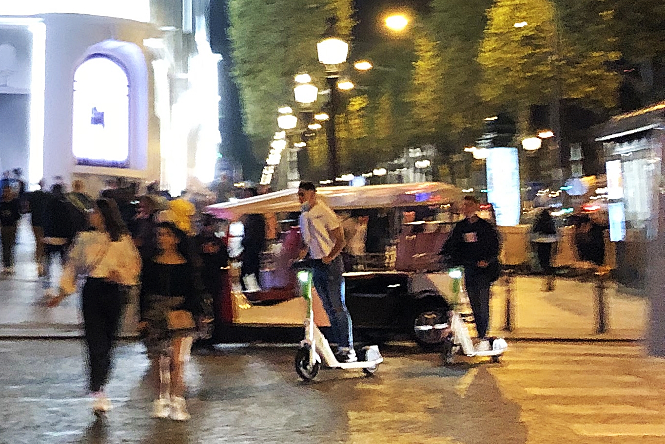 Champs-Elysées, ambiance minuit.