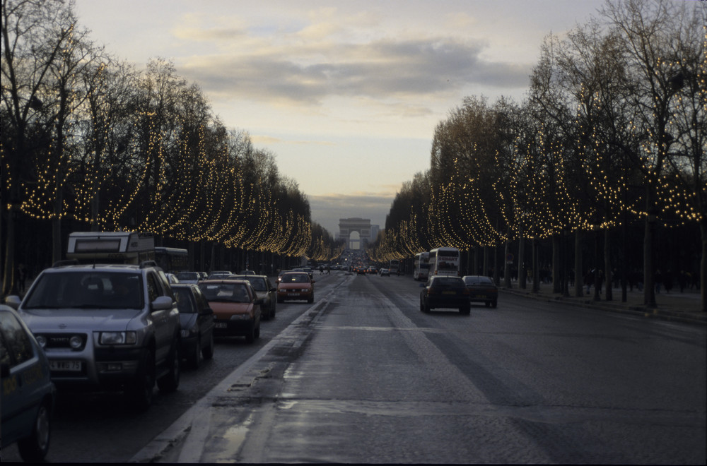 Champs Elysees in der Dämmerung