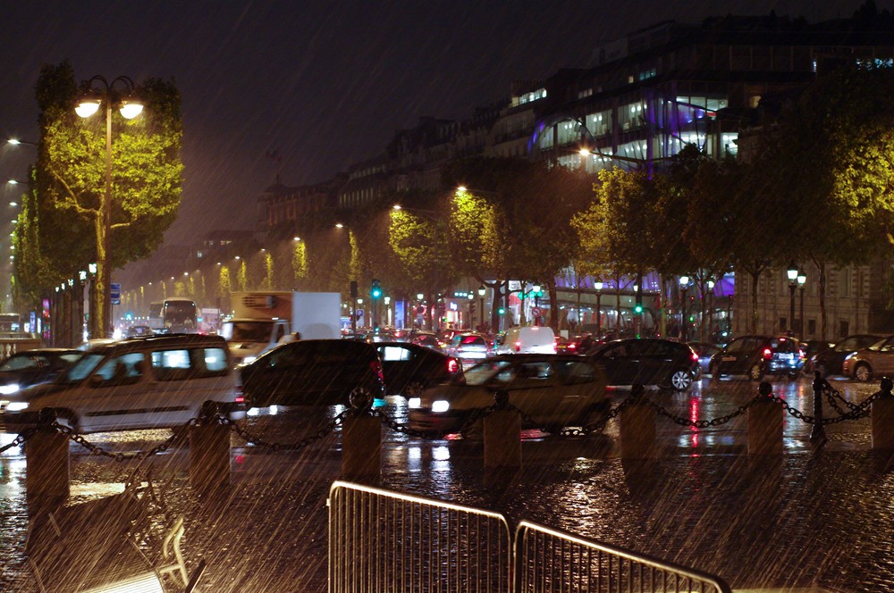 Champs Elysees nachts im Regen