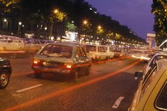 Champs Élysées zur "Blauen Stunde"