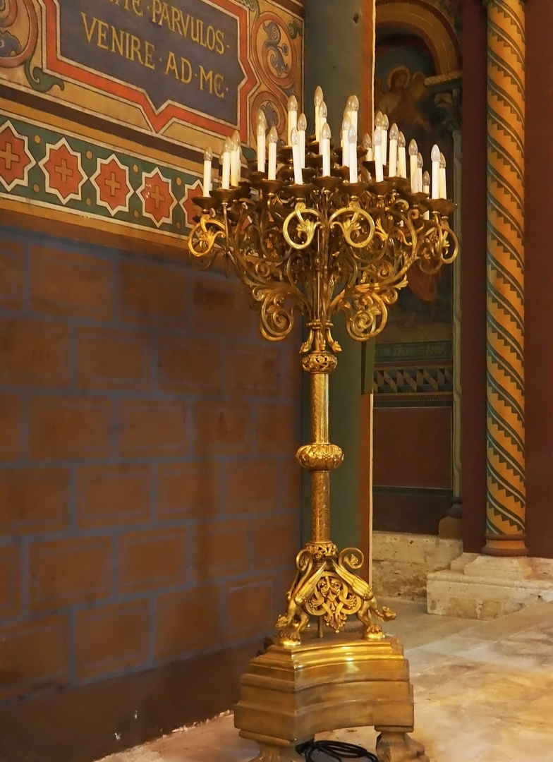 Chandelier dans la Cathédrale Saint-Caprais d’Agen