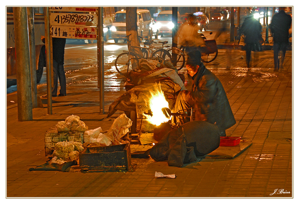 Changchun; China; Frau am Feuer