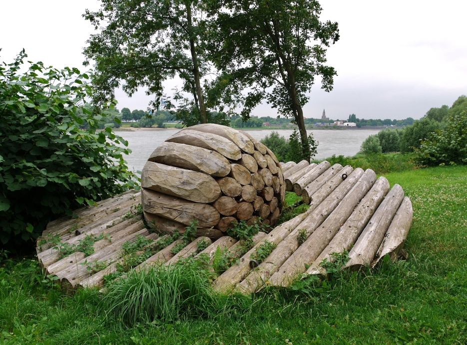 Changing water - floating skulptures