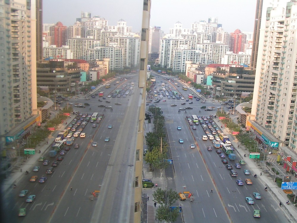 Changshou Road spiegelt sich im Argyle-Hotel, Shanghai