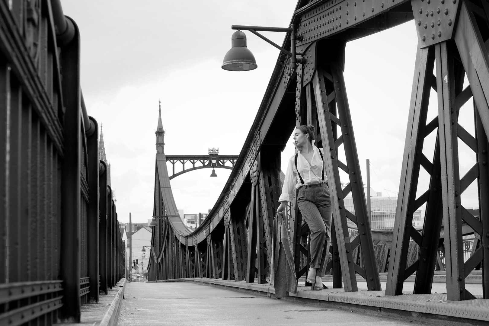 Chantal auf der Brücke