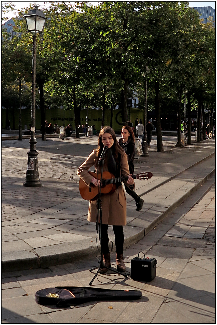 Chanteuse - Place Edmond Michelet - Paris