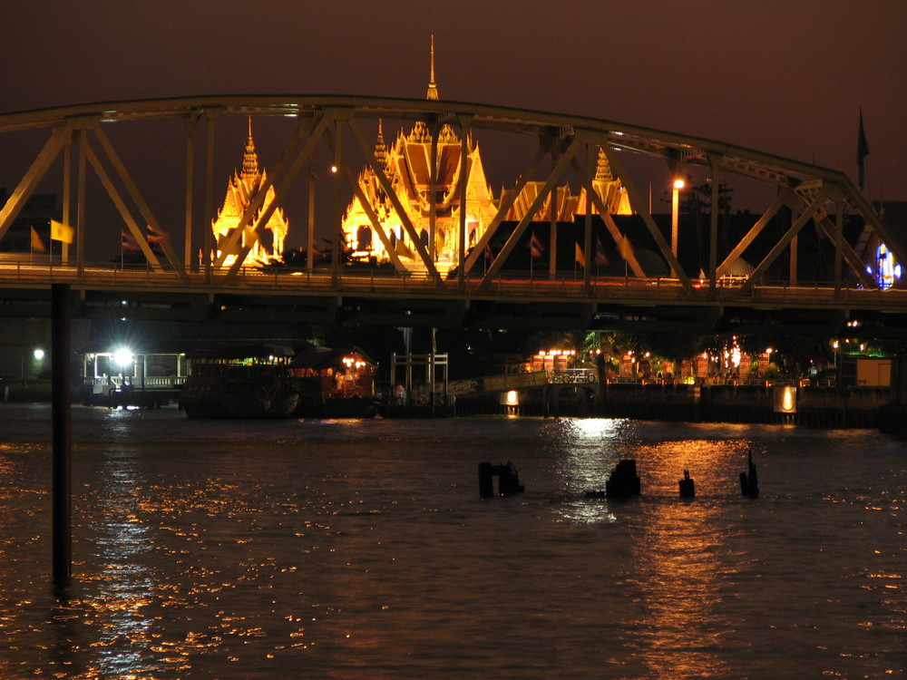 Chao Praya by night ( Bangkok)