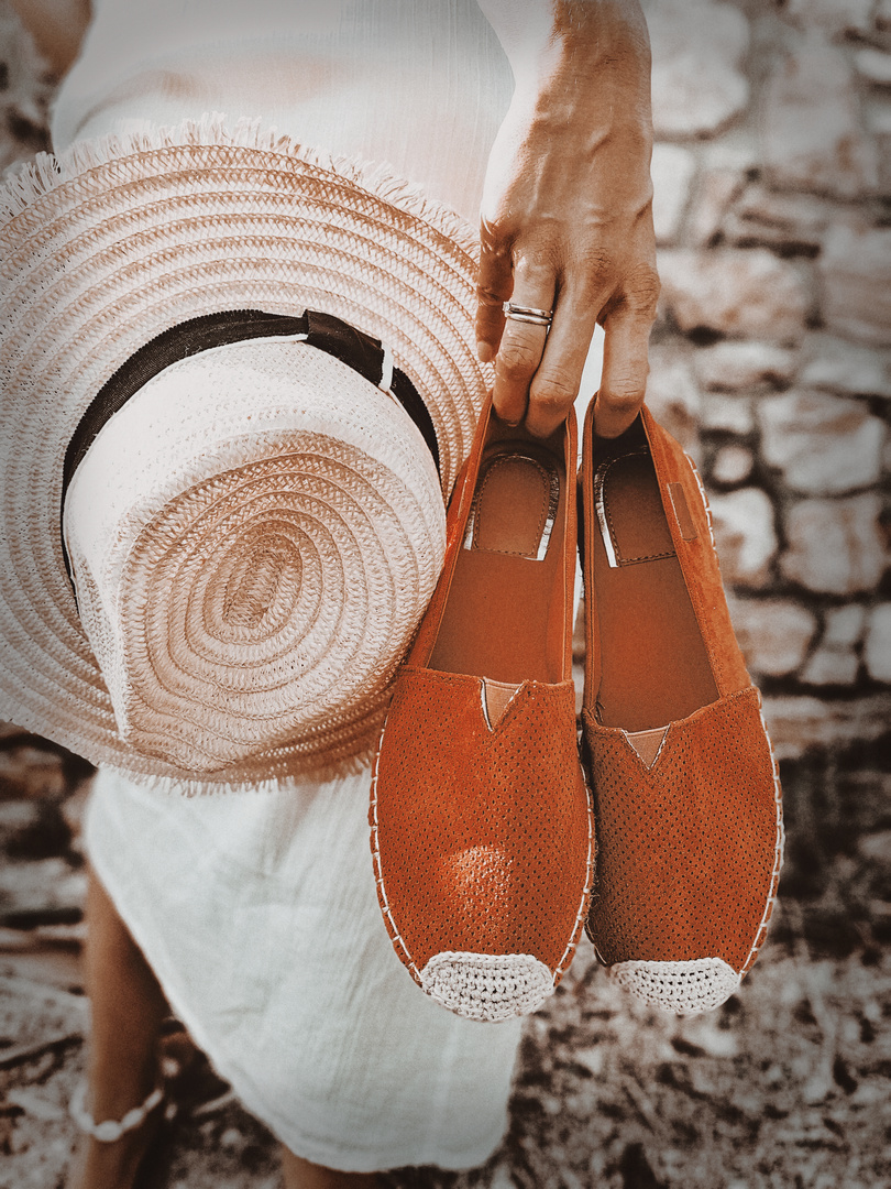 Chapeau et espadrilles