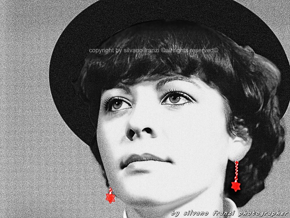 Chapeau noir et Boucles d'oreilles Rouge