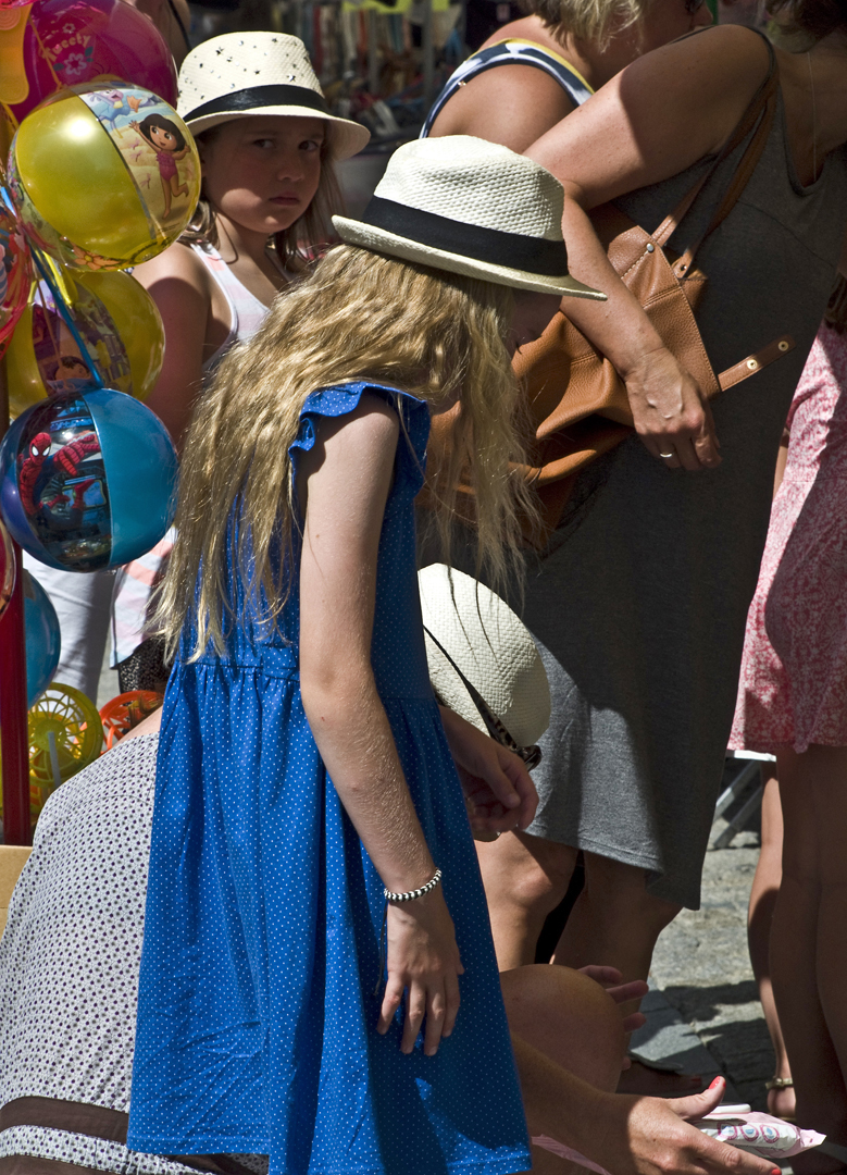 Chapeaux et regard…marché de Condom  --  Hüte und Blick… am Markt von Condom