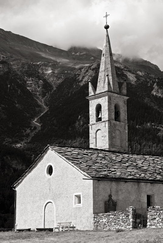 Chapel in mountains (France / Haute-Savoie) B&W