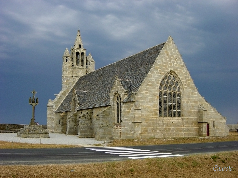 Chapelle en front de mer sous un ciel d'orage