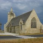 Chapelle en front de mer sous un ciel d'orage