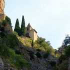 Chapelle Notre Dame de Beauvoir en haut d'un escarpement rocheux.