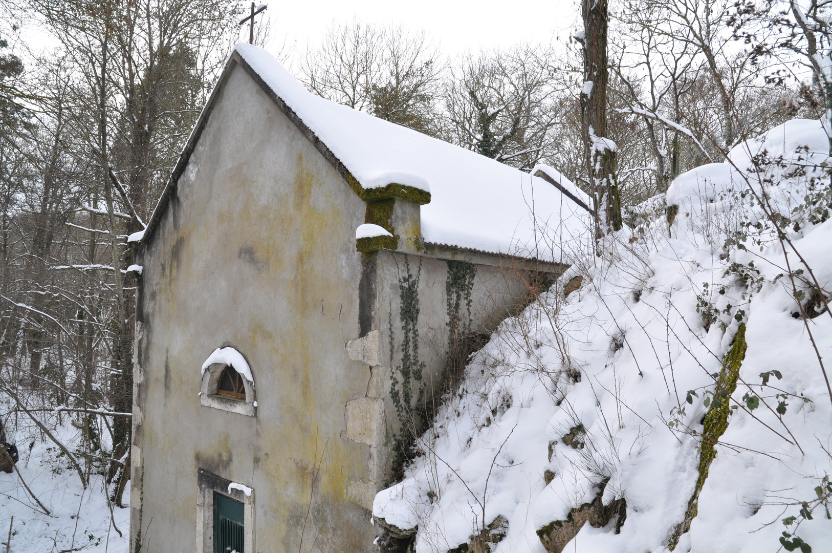 chapelle sous la neige