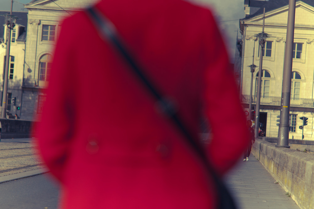 chaperon rouge se rendant à la gare