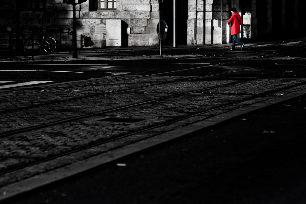 chaperon rouge se rendant à la gare (de plus loin)