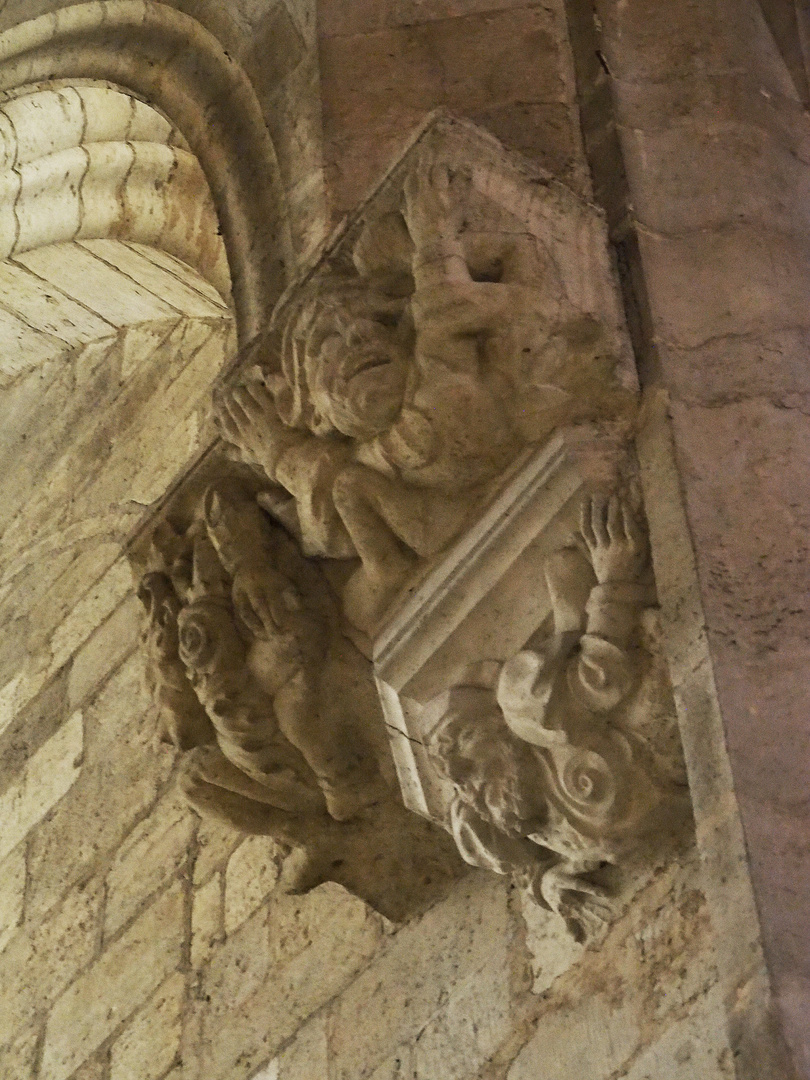 Chapiteau dans la Cathédrale Saint-Pierre