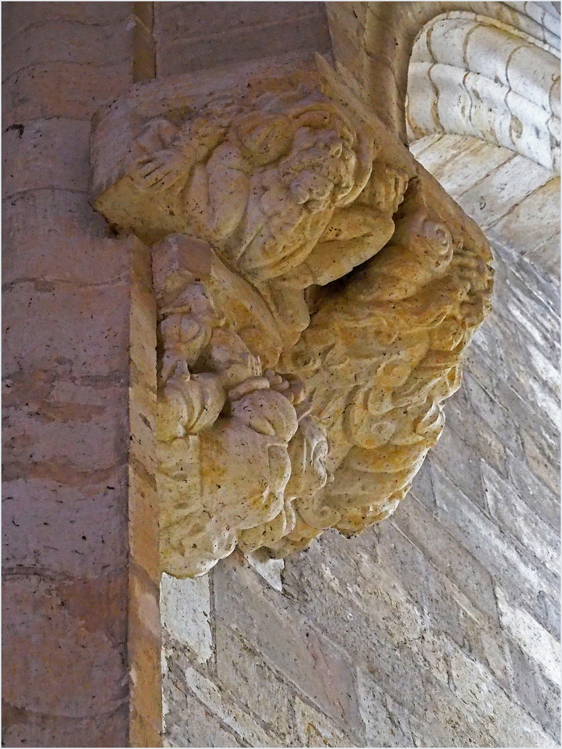 Chapiteau latéral dans la Cathédrale Saint-Pierre de Condom