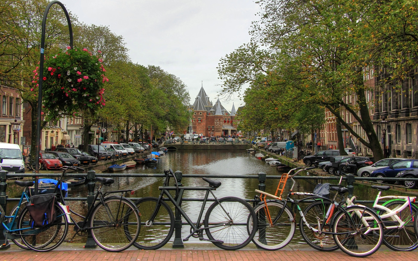 Charakterisiere: Amsterdam!