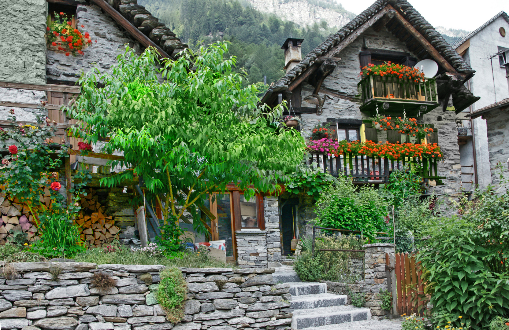 Charakteristisch alte Steinhäuser von Sonogno im Verzasca-Tal