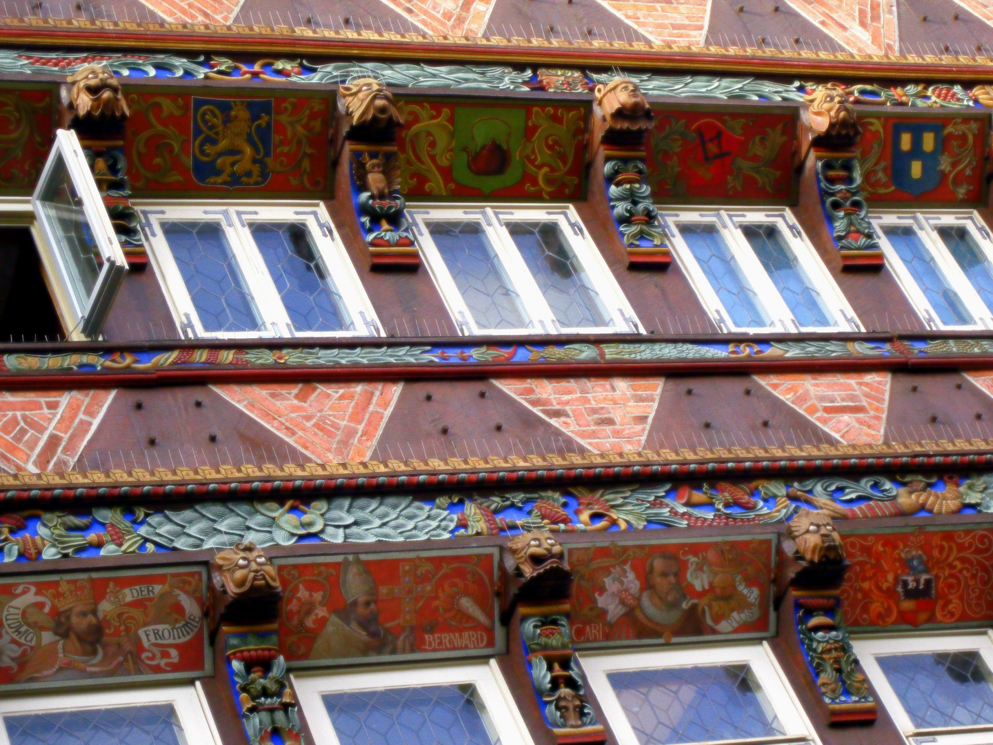 Charakterköpfe am Knochenhaueramtshaus in Hildesheim Advent 2009