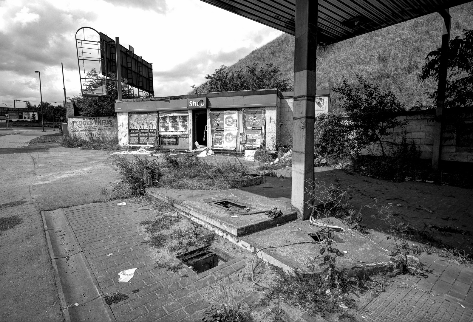 Charerloi - Route de Mons - Abandoned Petrol Station - 06